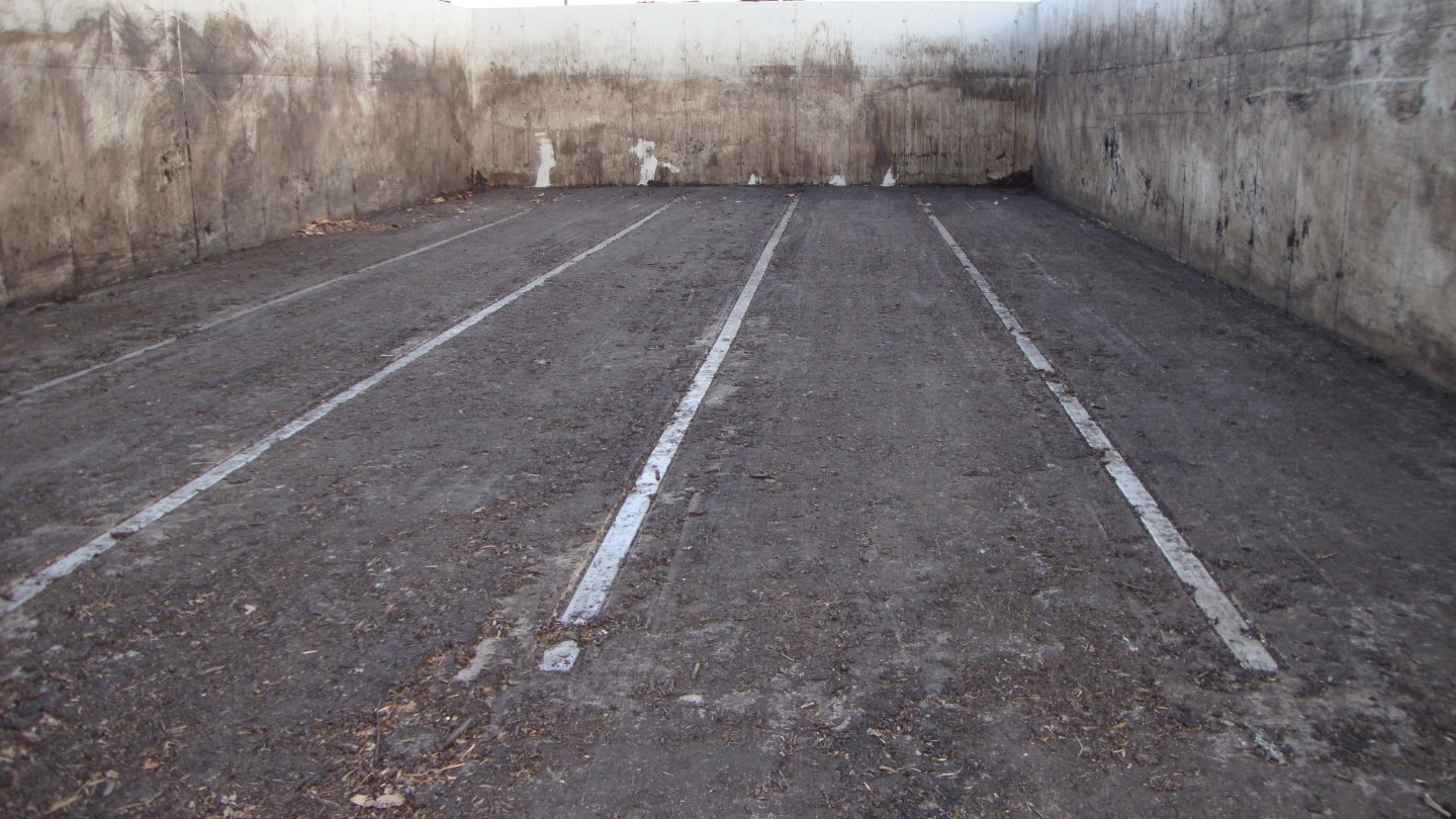 Low-friction trench floor with bunker walls