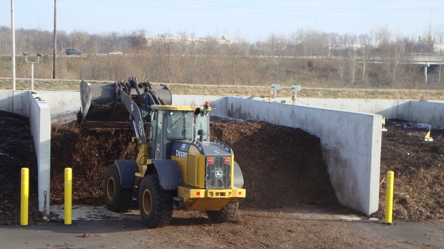 Compost piles in bunker wall configuration